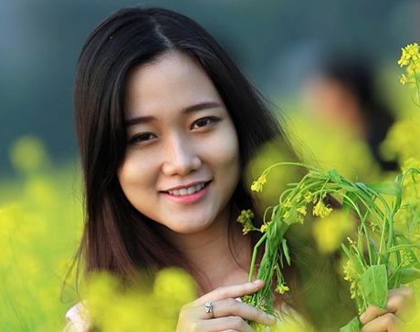 Nhóm SV trường Đại học Nông nghiệp cũng tranh thủ chụp ảnh trên vườn cải ngay cạnh trường