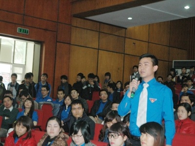 Cán bộ trẻ giao thông chất vấn “nóng” Bộ trưởng Đinh La Thăng - 1 Một đoàn viên đặt câu hỏi với Bộ trưởng Đinh La Thăng tại buổi tọa đàm.