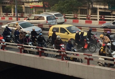 Dân mạng ngưỡng mộ chiến sĩ CSGT cặm cụi dọn đường - 2 Ảnh do độc giả Nguyễn Diệu Linh chụp và gửi tới báo