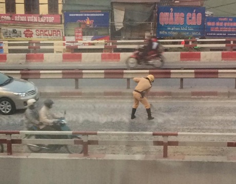 Dân mạng ngưỡng mộ chiến sĩ CSGT cặm cụi dọn đường - 3 Ảnh do độc giả Nguyễn Diệu Linh chụp và gửi tới báo