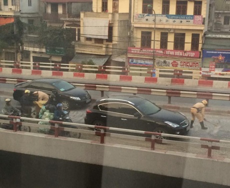 Dân mạng ngưỡng mộ chiến sĩ CSGT cặm cụi dọn đường - 1 Dân mạng ngưỡng mộ chiến sĩ CSGT cặm cụi dọn đường