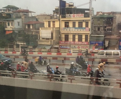 Dân mạng ngưỡng mộ chiến sĩ CSGT cặm cụi dọn đường - 5 Mai Châm