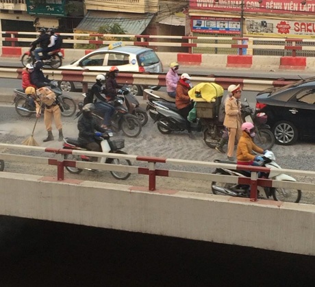 Dân mạng ngưỡng mộ chiến sĩ CSGT cặm cụi dọn đường - 6 Mai Châm