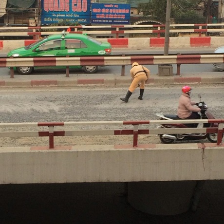 Dân mạng ngưỡng mộ chiến sĩ CSGT cặm cụi dọn đường - 8 Mai Châm