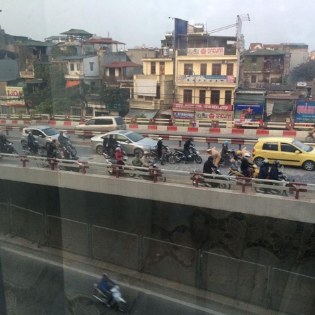 Dân mạng ngưỡng mộ chiến sĩ CSGT cặm cụi dọn đường - 7 Mai Châm