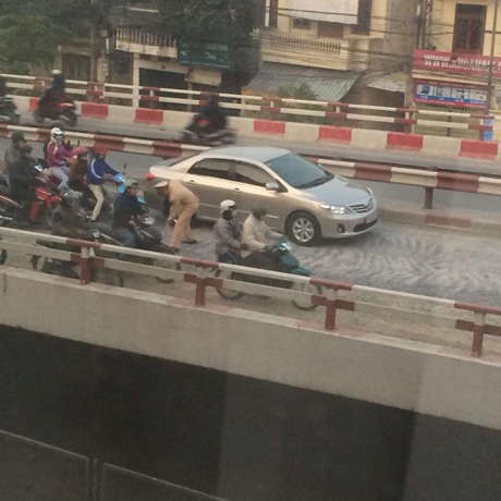 Dân mạng ngưỡng mộ chiến sĩ CSGT cặm cụi dọn đường - 9 Mai Châm