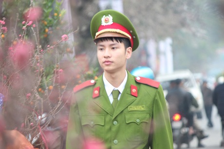 Tâm sự của học viên trường Cảnh sát hỗ trợ giao thông ngày Tết - 2 Liên tục đi lại quan sát và nhắc nhở người dân giữ gìn trật tự an ninh
