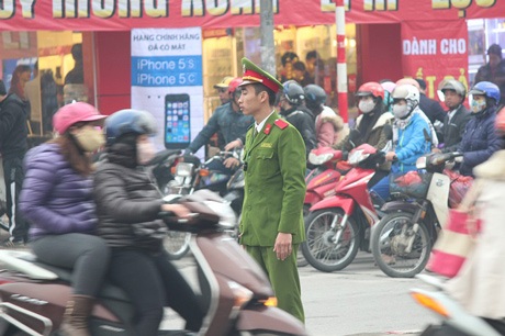 Tâm sự của học viên trường Cảnh sát hỗ trợ giao thông ngày Tết - 4 Và căng sức phân luồng giao thông tại chốt bến xe Mỹ Đình