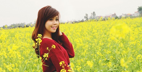 Ngắm Á khôi Imiss xinh tươi giữa “thảm” cải vàng - 8 Hoàng Dung