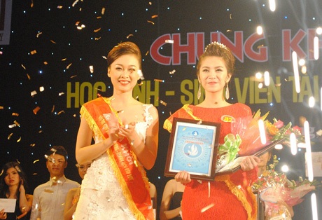 Nữ sinh ĐH Duy Tân tỏa sáng trong hội thi tài năng thanh lịch - 13 Thí sinh Trương Thị Thu Thảo giành vương miện hoa khôi của ĐH Duy Tân.