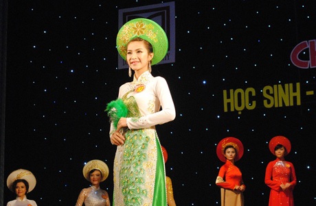 Nữ sinh ĐH Duy Tân tỏa sáng trong hội thi tài năng thanh lịch - 2 Các thí sinh đơn nữ trình diễn trang phục áo dài.