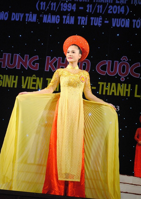 Nữ sinh ĐH Duy Tân tỏa sáng trong hội thi tài năng thanh lịch - 3 Các thí sinh đơn nữ trình diễn trang phục áo dài.