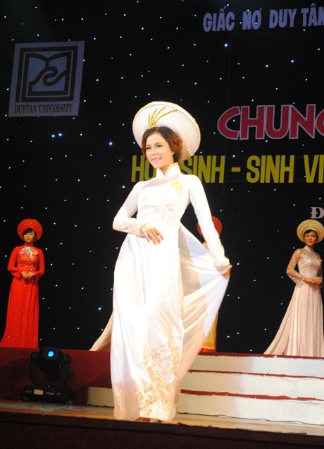 Nữ sinh ĐH Duy Tân tỏa sáng trong hội thi tài năng thanh lịch - 4 Các thí sinh đơn nữ trình diễn trang phục áo dài.