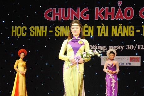 Nữ sinh ĐH Duy Tân tỏa sáng trong hội thi tài năng thanh lịch - 5 Các thí sinh đơn nữ trình diễn trang phục áo dài.