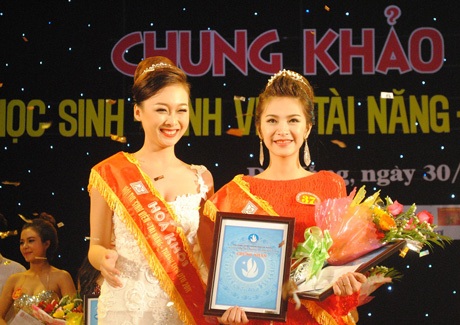 Nữ sinh ĐH Duy Tân tỏa sáng trong hội thi tài năng thanh lịch - 1 Nữ sinh ĐH Duy Tân tỏa sáng trong hội thi tài năng thanh lịch