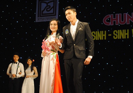 Nữ sinh ĐH Duy Tân tỏa sáng trong hội thi tài năng thanh lịch - 9 Phần thi trang phục của các thí sinh đôi nam nữ.