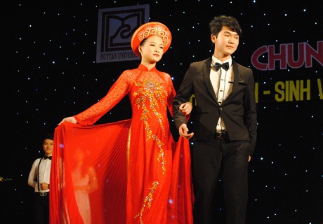 Nữ sinh ĐH Duy Tân tỏa sáng trong hội thi tài năng thanh lịch - 8 Phần thi trang phục của các thí sinh đôi nam nữ.