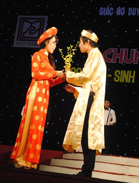 Nữ sinh ĐH Duy Tân tỏa sáng trong hội thi tài năng thanh lịch - 11 Phần thi trang phục của các thí sinh đôi nam nữ.