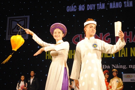 Nữ sinh ĐH Duy Tân tỏa sáng trong hội thi tài năng thanh lịch - 12 Phần thi trang phục của các thí sinh đôi nam nữ.