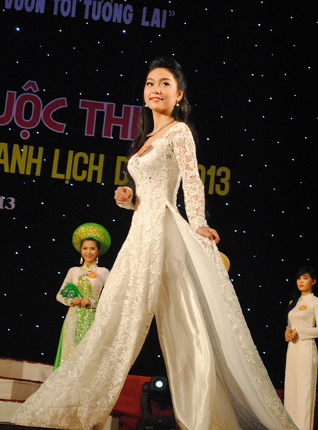 Nữ sinh ĐH Duy Tân tỏa sáng trong hội thi tài năng thanh lịch - 6 Các thí sinh đơn nữ trình diễn trang phục áo dài.