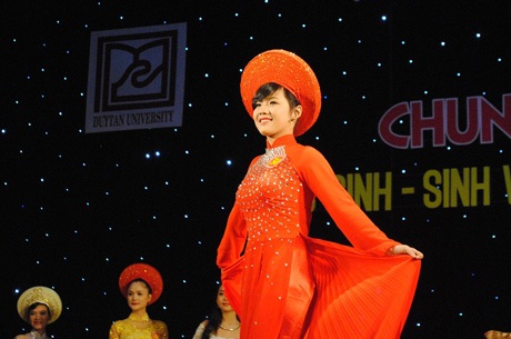 Nữ sinh ĐH Duy Tân tỏa sáng trong hội thi tài năng thanh lịch - 7 Các thí sinh đơn nữ trình diễn trang phục áo dài.