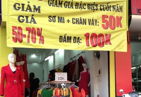 Tiếc khuyến mãi "khủng", sinh viên ở lại sắm đồ diện Tết - 1 Rất nhiều cửa hàng tung khuyến mãi khủng