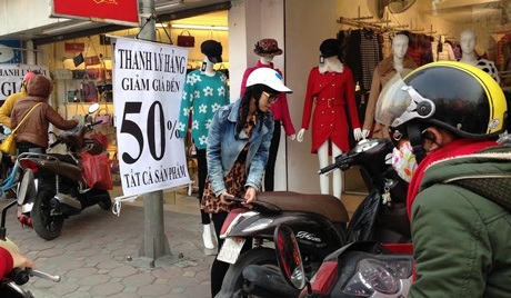 Tiếc khuyến mãi "khủng", sinh viên ở lại sắm đồ diện Tết - 2 Nhiều bạn SV tranh thủ mua sắm được đồ diện Tết với giá bình dân.