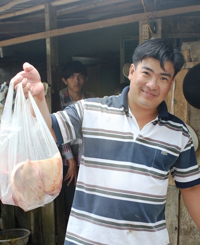 Và chia phần thịt để ăn Tết.