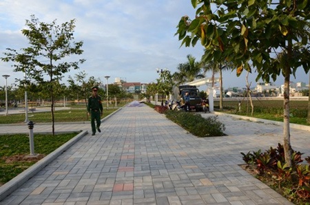 Không gian quảng trường nhường chỗ cho pháo hoa sẵn sàng vào đêm Giao thừa.