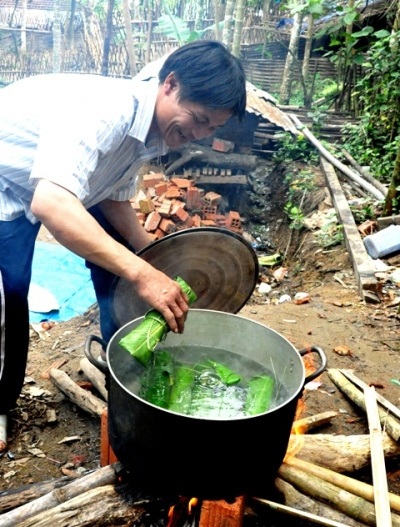 “Người rừng” Hồ Văn Lang gói bánh, phấn chấn chờ giao thừa - 2 Lần đầu tiên Lang nấu bánh tét.