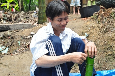 “Người rừng” Hồ Văn Lang gói bánh, phấn chấn chờ giao thừa - 1 Lang vừa cười tủm tỉm vừa gói bánh tét đón Tết