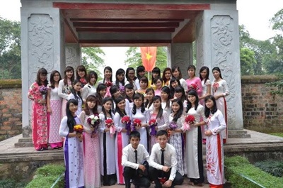 Nỗi niềm “mì chính cánh” giữa vương quốc nữ giới - 2 Ngọc Huy (chàng trai bên phải) chụp ảnh lưu niệm cùng cả lớp