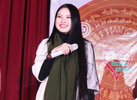 Hoa hậu Ngọc Anh xinh tươi trong đêm nhạc từ thiện - 4 Hoa hậu Ngọc Anh còn tham gia giao lưu với khán giả.
