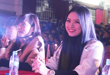 Hoa hậu Ngọc Anh xinh tươi trong đêm nhạc từ thiện - 2 Không chỉ đến dự, theo dõi các tiết mục...