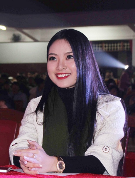 Hoa hậu Ngọc Anh xinh tươi trong đêm nhạc từ thiện - 1 Hoa hậu các dân tộc VN Nguyễn Thị Ngọc Anh xinh tươi tham dự đêm tình nguyện của các bạn trẻ.
