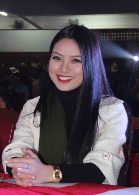 Hoa hậu Ngọc Anh xinh tươi trong đêm nhạc từ thiện - 3 Hoa hậu Ngọc Anh còn tham gia giao lưu với khán giả.