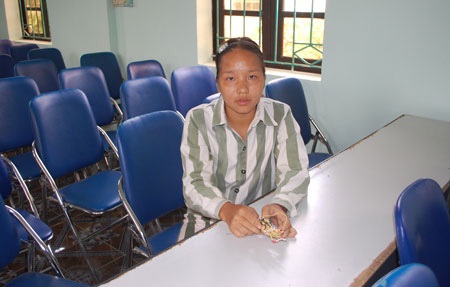Quyển nhật ký và gã tử tù đa tình - 4 Ở trại giam Ninh Khánh, Uyên rất xúc động khi nhận được quà tặng của Luân.