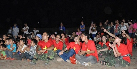 Kỷ niệm để đời từ phượt đêm của giới trẻ - 3 Tuy vậy các chuyến phượt làm tăng thêm tình đoàn kết, gắn bó giữa các bạn trẻ. (Ảnh: Linh Nguyễn)