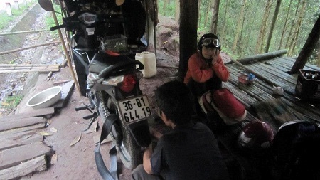 Kỷ niệm để đời từ phượt đêm của giới trẻ - 1 Đội phượt của Vũ Trang bị hỏng xe trong lần phượt đêm tại Bắc Hà (Lào Cai). (Ảnh: Linh Nguyễn)