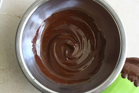 Hướng dẫn làm chocolate chân dung độc đáo tặng “người ấy” - 4 Cho bơ vào hỗn hợp và tiếp tục quấy đến khi bơ tan đều.