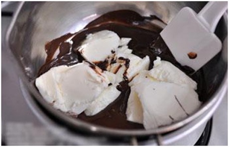 Hướng dẫn làm chocolate chân dung độc đáo tặng “người ấy” - 3 Xay vụn miếng bơ nhạt.