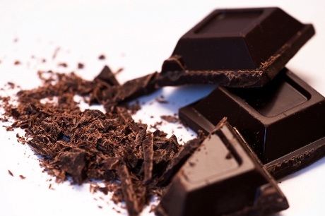 Hướng dẫn làm chocolate chân dung độc đáo tặng “người ấy” - 1 Thái vụn chocolate đen nguyên chất.