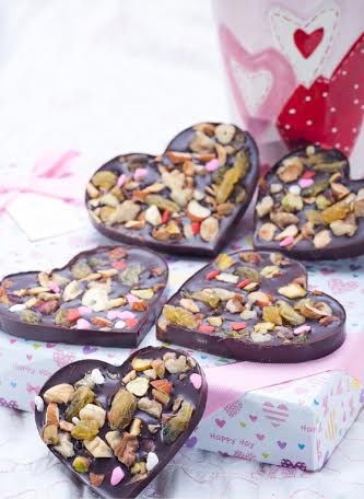 Hướng dẫn làm chocolate chân dung độc đáo tặng “người ấy” - 12 Bước 5: Làm tan chảy chocolate trắng bằng cách cho chocolate trắng vào túi nilon, bỏ vào bát và