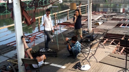 Các cặp đôi nam thanh nữ tú cũng kéo nhau tới chụp ảnh kỉ niệm.