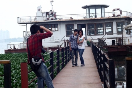 Các cặp đôi nam thanh nữ tú cũng kéo nhau tới chụp ảnh kỉ niệm.