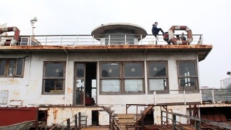 Con tàu “ma” tại Hồ Tây cũng có sức hút lạ kỳ…