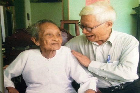 Cụ Nguyễn Thị Trù cùng người con trai út, ông Nguyễn Hữu Phương