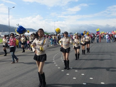 Festival Thanh niên SV thế giới: Ngất trời nhiệt huyết trẻ - 2 Các cô gái Ecuador duyên dáng trong lễ khai mạc.