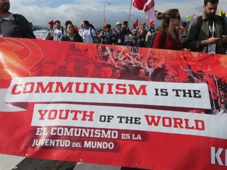 Biểu ngữ mang nội dung: Chủ nghĩa cộng sản là tuổi thanh xuân của nhân loại.