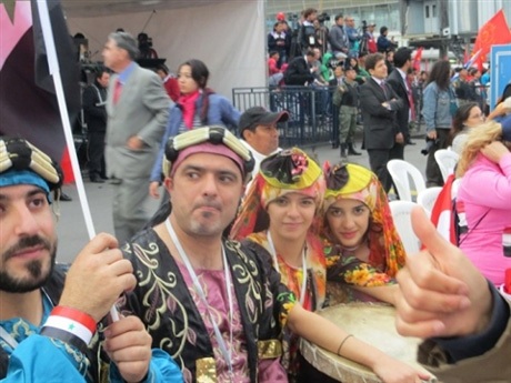 Các chàng trai cô gái đến từ Syria.